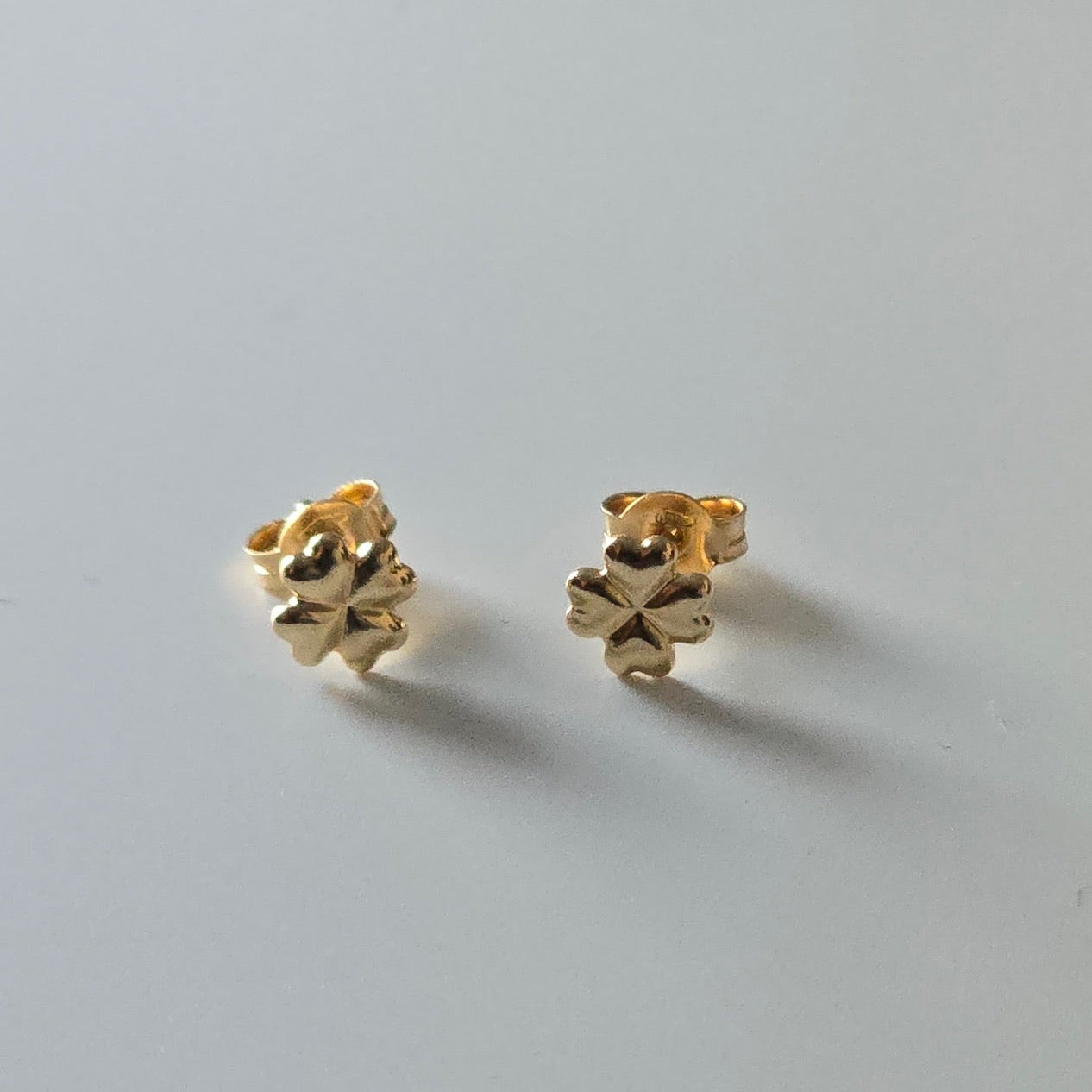 Clover stud