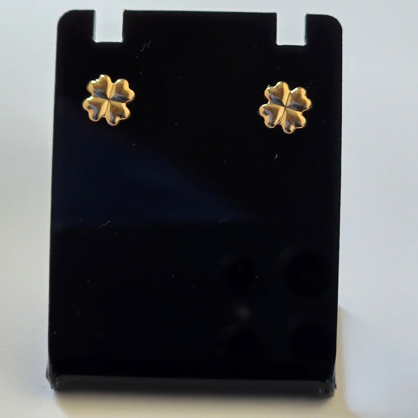 Clover stud