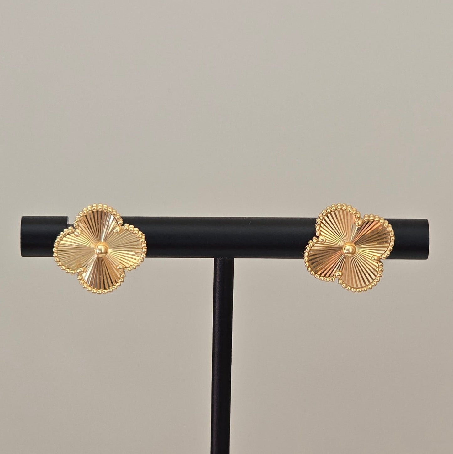 Puces d'oreilles trèfle inspirées de VCA