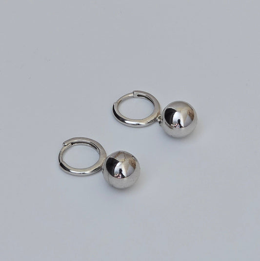 Huggie drops (White gold)