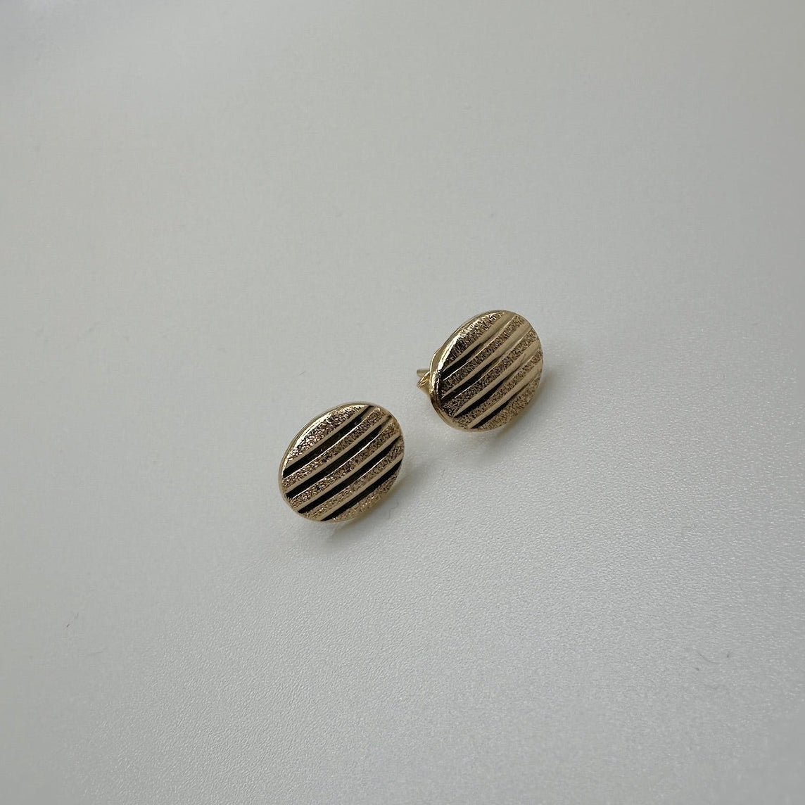 Oval striped stud