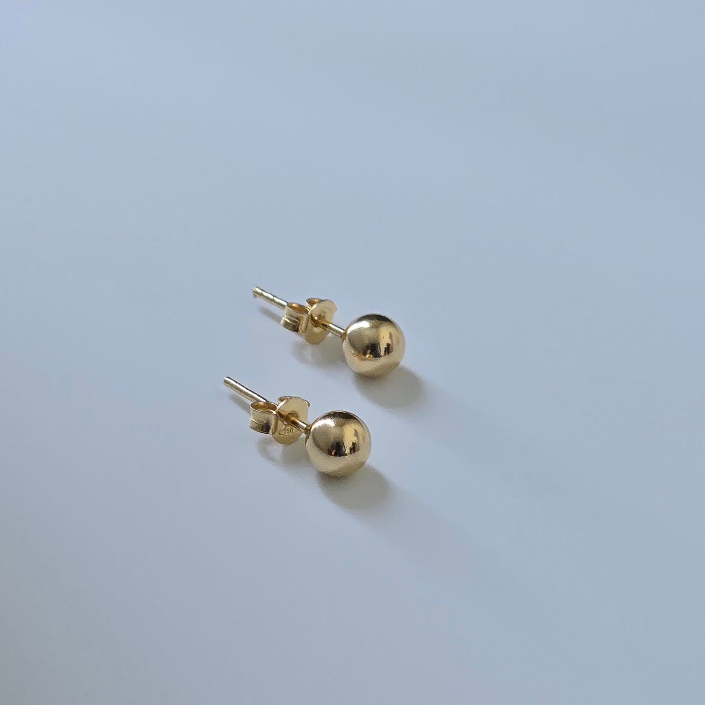 Smooth ball stud