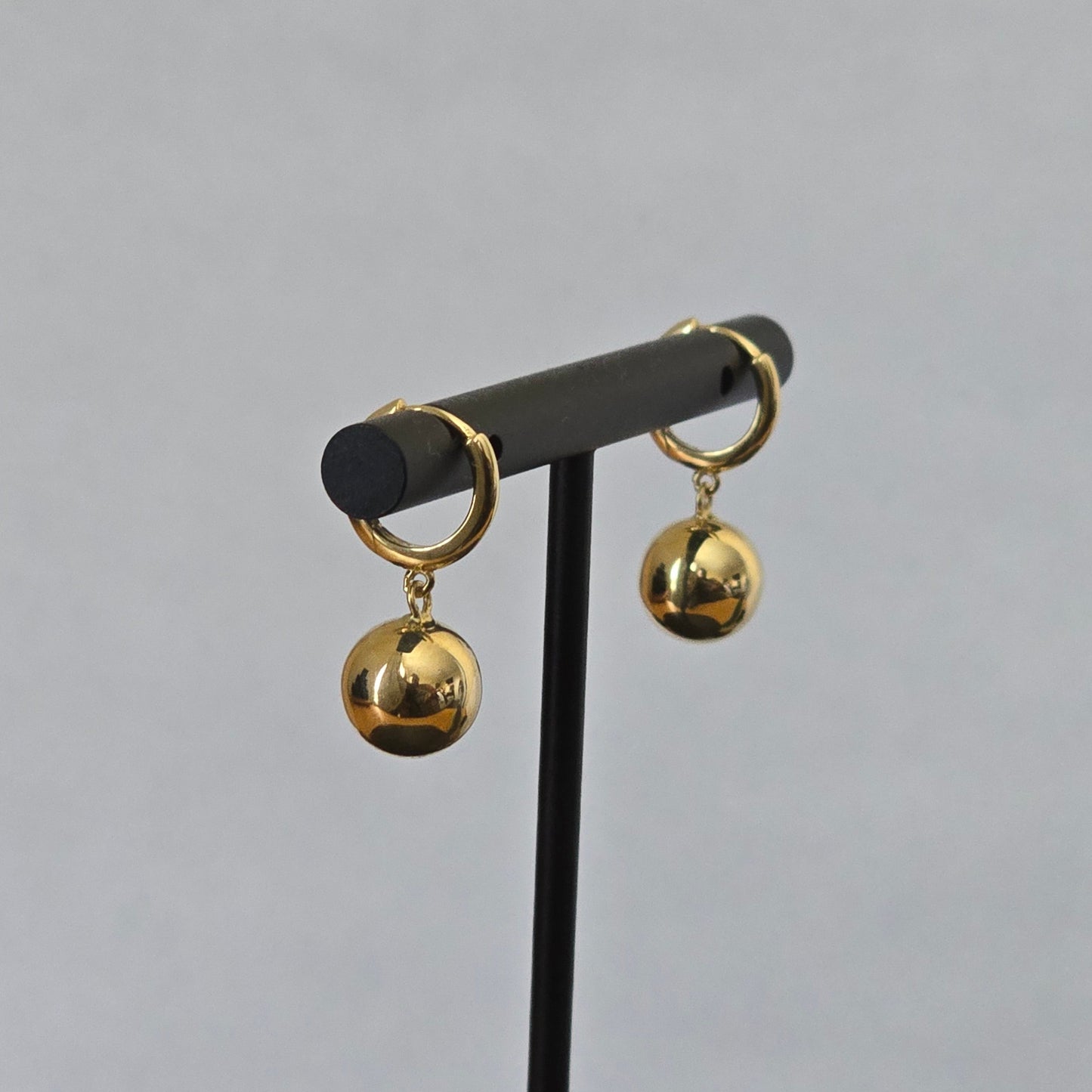 Huggie drops (Yellow Gold)
