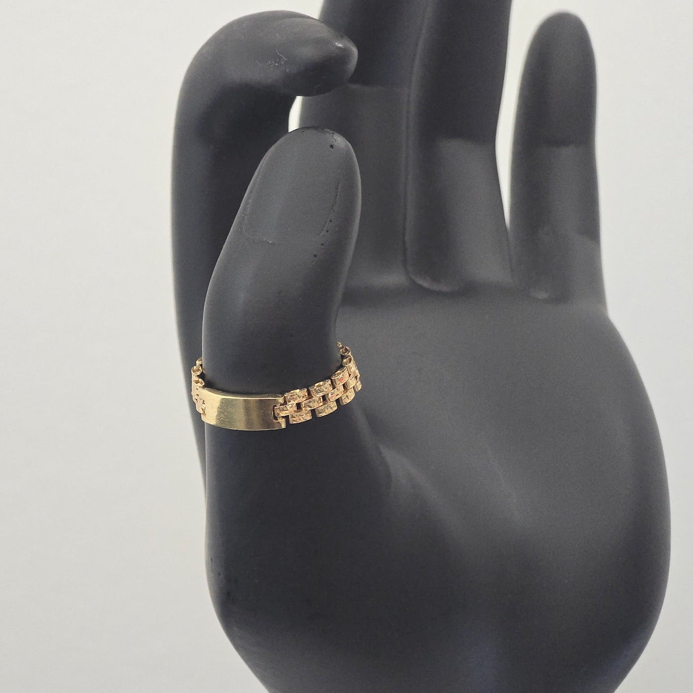 Signature link band