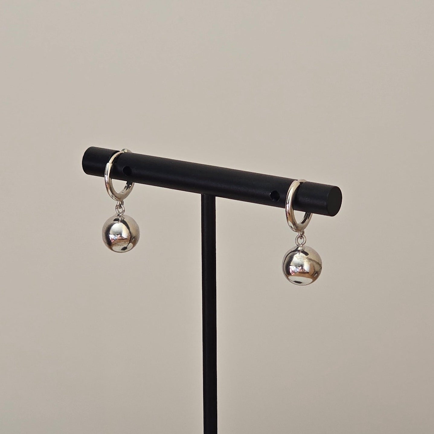 Huggie drops (White gold)