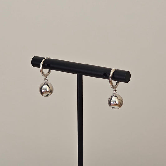 Huggie drops (White gold)